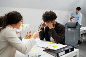 ¿Cómo está la salud emocional de tu empresa? Dominios del riesgo psicosocial y cómo intervenirlos (Infografía)